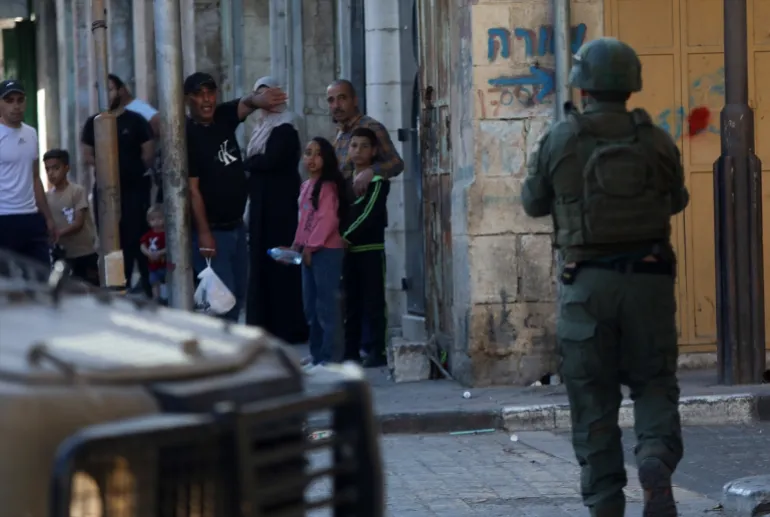 AA 20250524 38069504 38069479 ISRAELI SETTLERS TOUR HEBRON UNDER HEAVY MILITARY PROTECTION 1748137674
