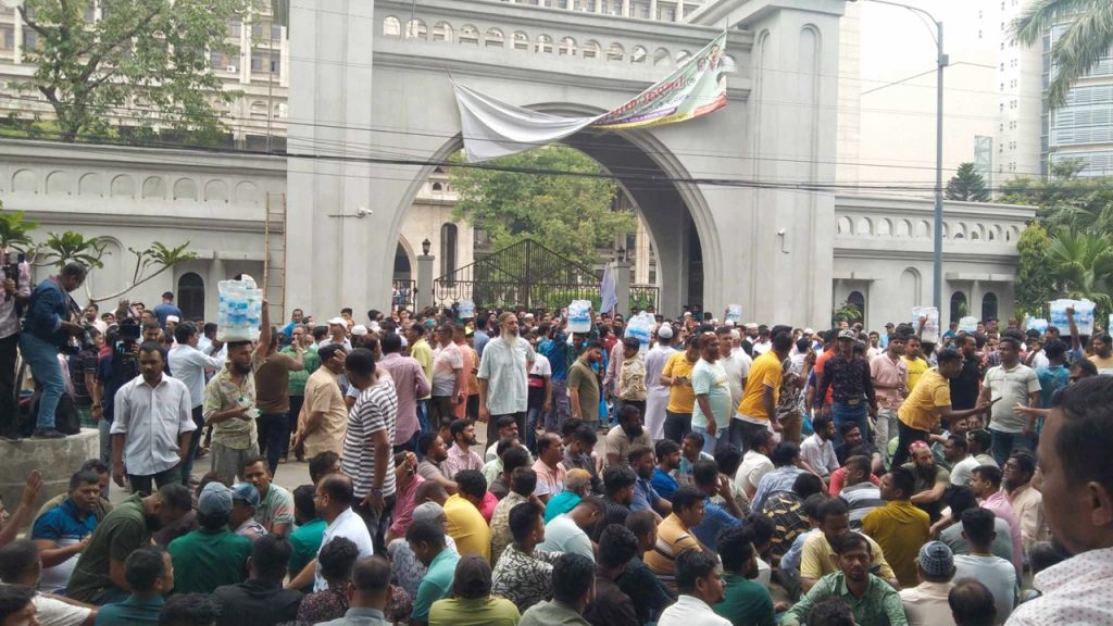 নগরভবনের প্রধান ফটক আটকে দিয়েছেন ইশরাকের সমর্থকরা 5 dnccc 20250518105405