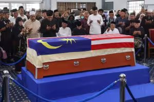 মালয়েশিয়ার সাবেক ফার্স্ট লেডি সিতি হাসমাহর প্রয়াণ: ৭০ বছরের বন্ধন শেষে মাহাথিরের একাকী পথচলা 3 4a766f67 e544 4098 b516 5da413c8d113 20260928184524